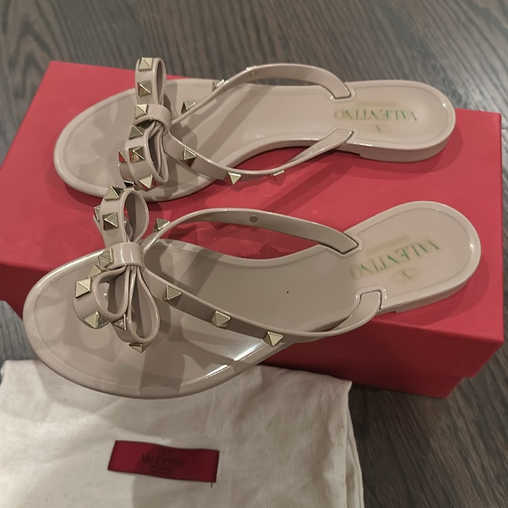 Valentino Garavani Rockstud Bow Thong Sandals in Beige - Picture 2 of 10